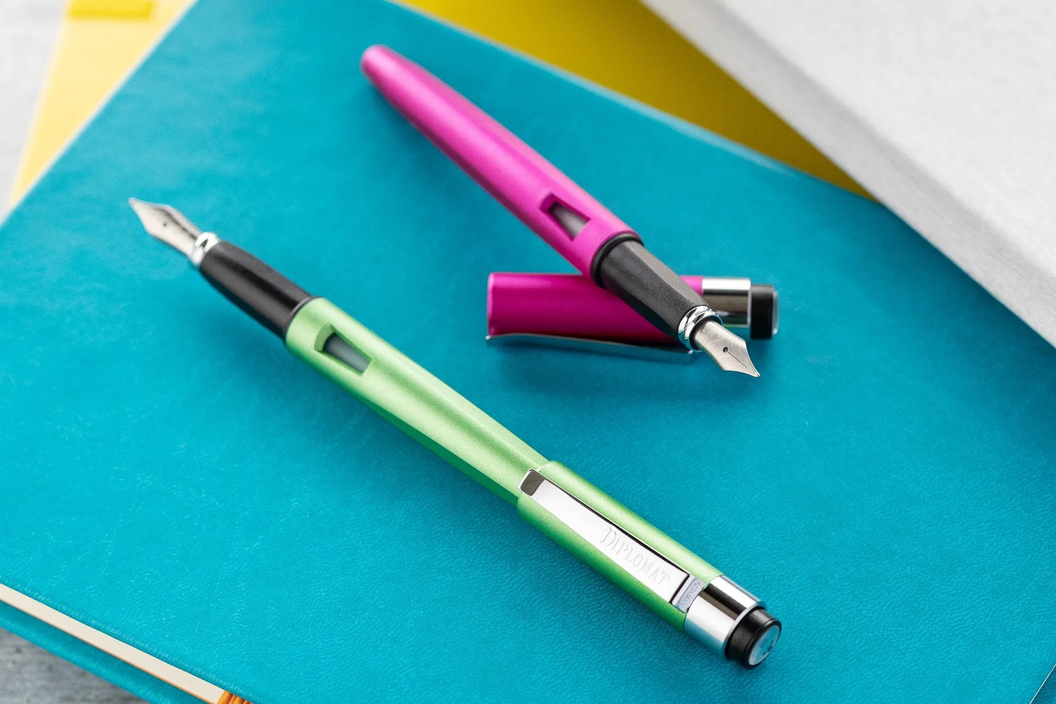 Diplomat Magnum Fountain Pen - Hot Pink