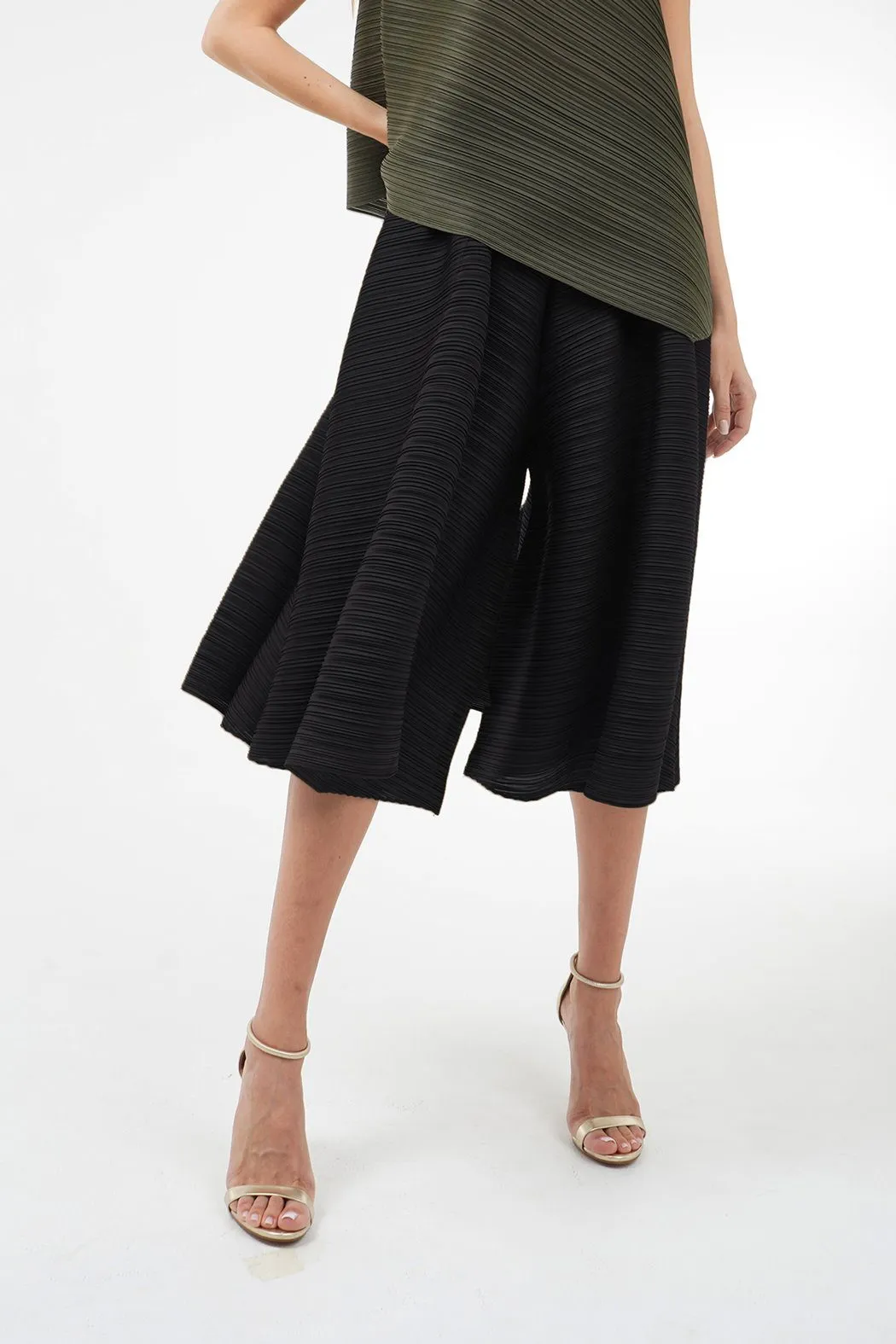 Patrizia Layered Three-Quarter Pleated Pants