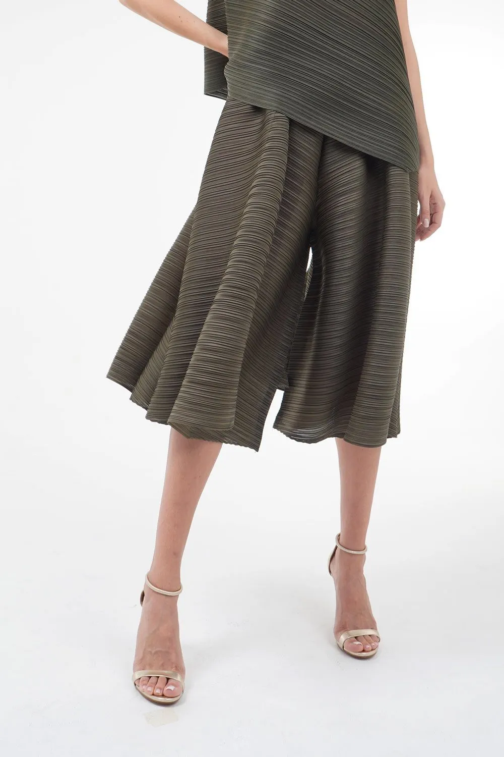 Patrizia Layered Three-Quarter Pleated Pants